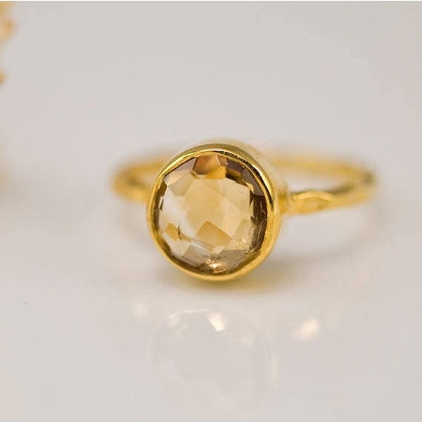 Anillo de citrino amarillo oro, anillo de piedra de nacimiento de noviembre, anillo de apilamiento de solitario, anillo vermeil de oro, anillo redondo, anillo de piedra apilable