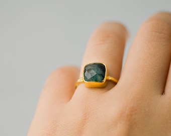 Raw Emerald Ring Gold, May Birthstone Ring, Solitaire Emerald Ring, Gemstone Ring, Stacking Ring, Cushion Cut Ring, Raw Gemstone Ring