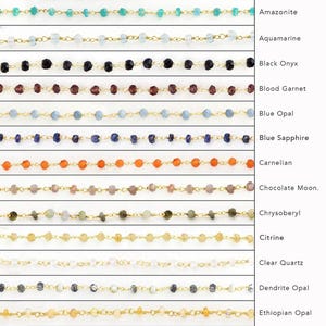 K&ouml;nnte beinhalten: Eine Sammlung von Halsketten mit Perlen aus verschiedenen Edelsteinen, darunter Amazonit, Aquamarin und schwarzer Onyx. Jede Halskette hat kleine, farbige Perlen auf einer Goldkette. Das Bild zeigt eine Vielzahl von Farben und Texturen.