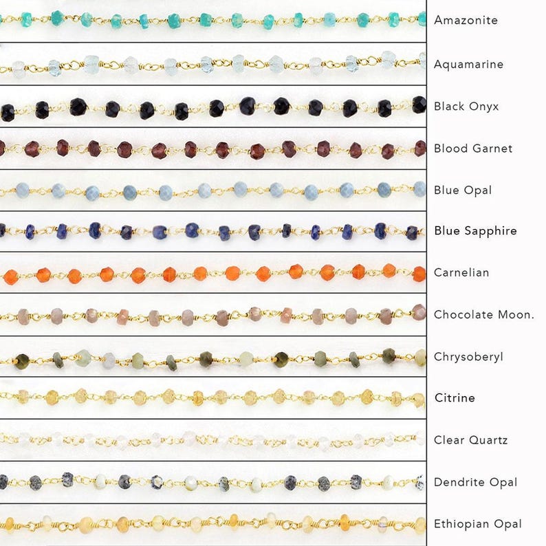 K&ouml;nnte beinhalten: Eine Sammlung von Halsketten mit Perlen aus verschiedenen Edelsteinen, darunter Amazonit, Aquamarin und schwarzer Onyx. Jede Halskette hat kleine, farbige Perlen auf einer Goldkette. Das Bild zeigt eine Vielzahl von Farben und Texturen.