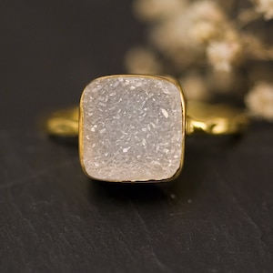 Druzy-ring i guld, aprilstensring, ädelstensring, solitärring, stapelring, kuddslipad ring, grov druzy-ring