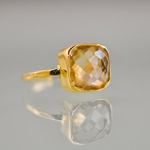 Bague en or avec citrine jaune, pierre de naissance de novembre, bague solitaire à superposer, bague en or vermeil, bague ronde, bague en pierre à superposer image 4