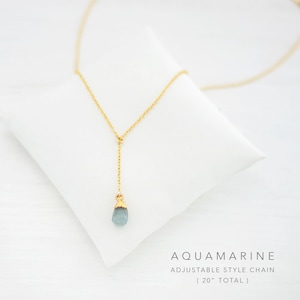 Puede incluir: Un delicado collar de cadena dorada con un colgante de piedra de aguamarina azul claro. La cadena es ajustable y mide 50,8 cm de longitud total.