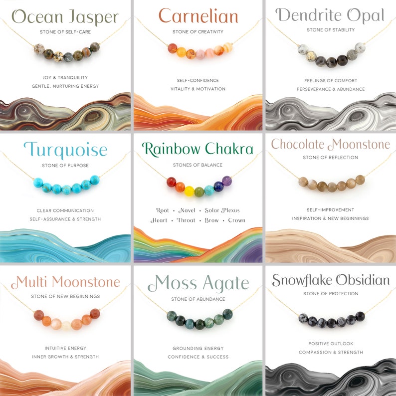 Puede incluir: Nueve collares de piedras preciosas diferentes, cada uno con una piedra y un significado diferentes. Las piedras son Jaspe Oce&aacute;nico, Cornalina, &Oacute;palo Dendr&iacute;tico, Turquesa, Chakra Arco&iacute;ris, Piedra Lunar Chocolate, Piedra Lunar M&uacute;ltiple, &Aacute;gata Musgosa y Obsidiana Copo de Nieve.