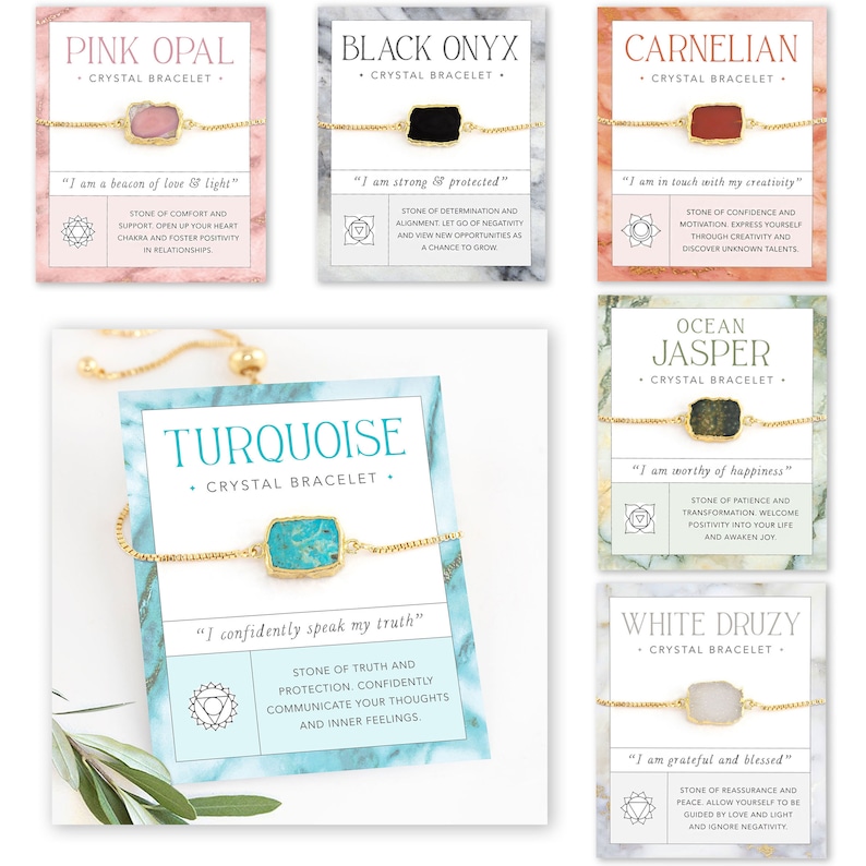 Pu&ograve; includere: Set di dieci braccialetti di cristallo regolabili con catena dorata e pietre di vari colori. Ogni braccialetto presenta un cristallo diverso e un'affermazione corrispondente. I cristalli includono opale rosa, onice nero, corniola, turchese, diaspro oceanico e drusa bianca.