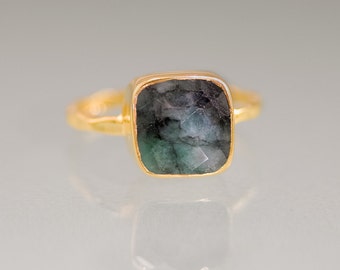 Raw Emerald Ring Gold - May Birthstone Ring - Solitaire Emerald Ring - Gemstone Ring - Stacking Ring - Gold Gold - Cushion Cut Ring