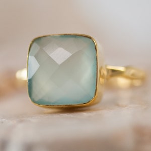 Anillo de calcedonia azul agua - Anillo de piedras preciosas - Anillo apilable - Anillo de oro - Anillo de talla cojín
