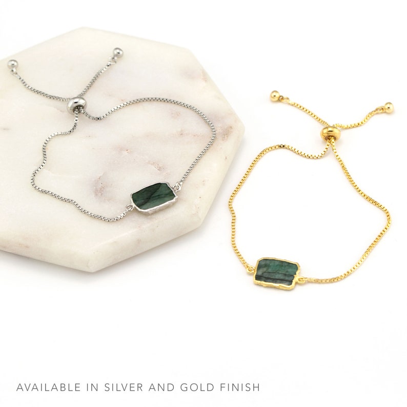 Pu&ograve; includere: Due braccialetti regolabili con un ciondolo di pietra verde. Il braccialetto a sinistra ha una catena d'argento e il braccialetto a destra ha una catena d'oro. DISPONIBILE IN ARGENTO E ORO.