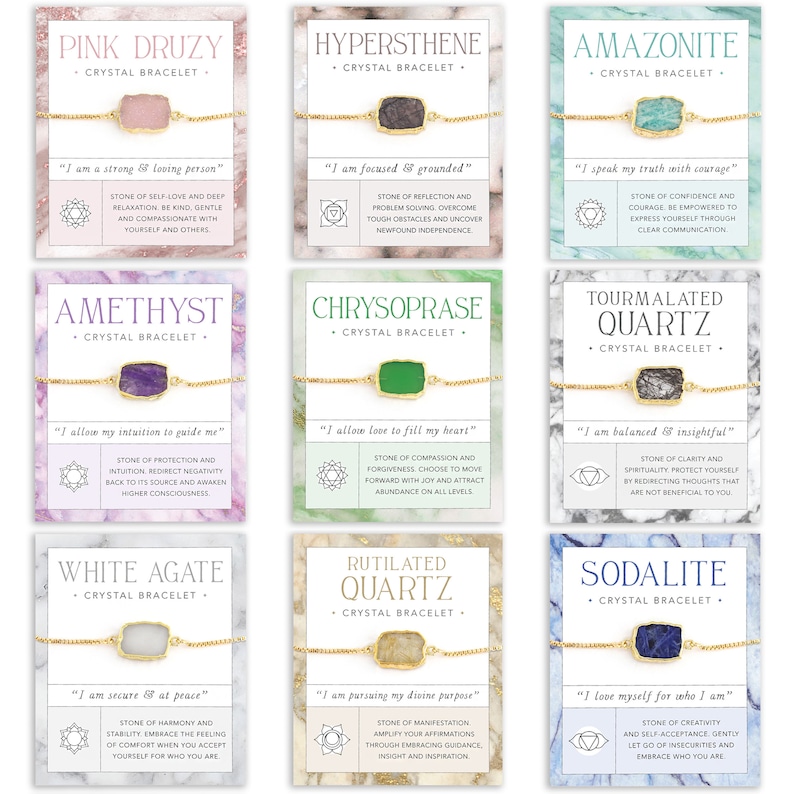 Pu&ograve; includere: Un set di dieci braccialetti di cristallo, ognuno con un tipo di cristallo diverso e un'affermazione corrispondente. I braccialetti sono esposti su uno sfondo bianco con uno schema di colori rosa, verde, blu e grigio. Ogni braccialetto ha una catena dorata e un ciondolo di cristallo rettangolare.