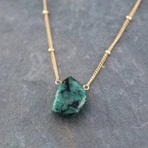 Natural Emerald Necklace, Raw Stone Necklace, Gold Satellite Chain, Rough Gemstone Nugget, Layering Necklace, May Birthstone Gift, NK-ST