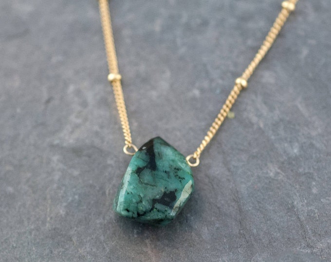 Natural Emerald Necklace, Raw Stone Necklace, Gold Satellite Chain, Rough Gemstone Nugget, Layering Necklace, May Birthstone Gift, NK-ST