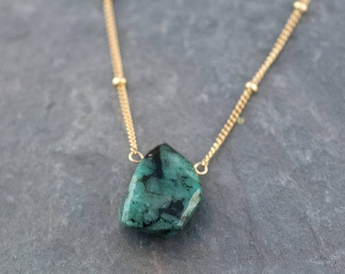 Natural Emerald Necklace, Raw Stone Necklace, Gold Satellite Chain, Rough Gemstone Nugget, Layering Necklace, May Birthstone Gift, NK-ST