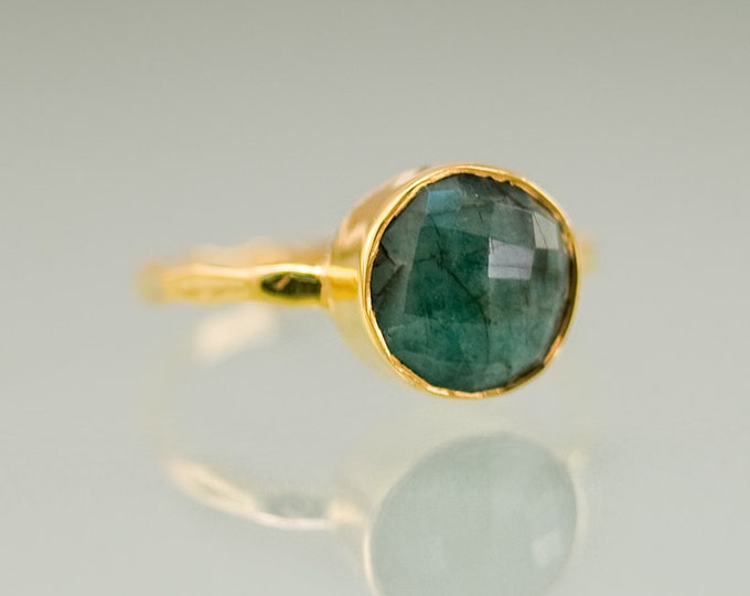 Raw Emerald Ring Gold, May Birthstone Ring, Raw Gemstone Ring, Solitaire Ring, Stacking Ring, Gold Ring, Round Stone Ring, Boho Ring