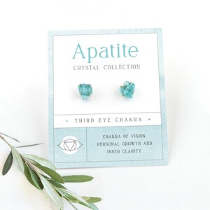 Ruwe blauwe apatiet kristallen studs, ruwe stenen oorbellen zilver, derde oog chakra kristallen sieraden, minimalistische edelsteen cadeau voor tiener