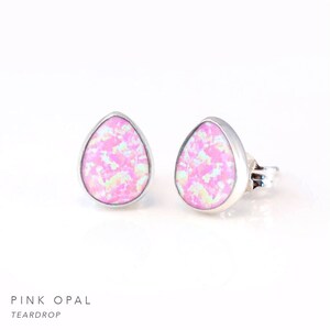 Puede incluir: Un par de pendientes en forma de l&aacute;grima con piedras de &oacute;palo rosa engastadas en plata.