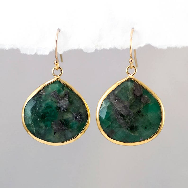Raw Emerald Earrings Gold, May Birthstone Earrings, Jewelry Trends, Green Stone Earrings Dangle, Semi Precious Stone, Statement Earrings 