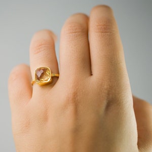 Bague en or avec citrine jaune, pierre de naissance de novembre, bague solitaire à superposer, bague en or vermeil, bague ronde, bague en pierre à superposer image 6