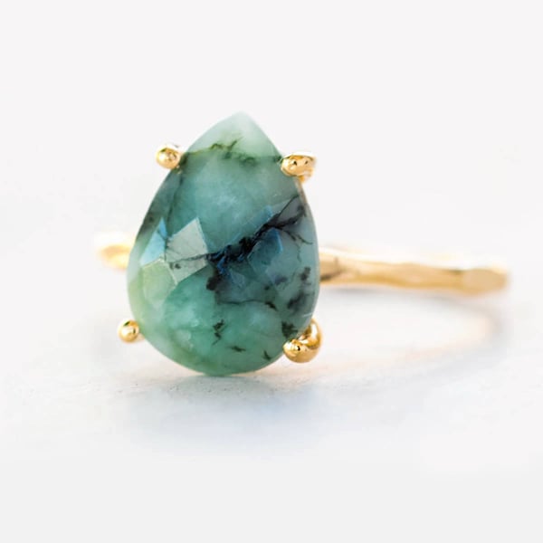 Anillo de oro con esmeralda en bruto, anillo con piedra de nacimiento de mayo, anillo con piedras preciosas, anillo apilable de oro rosa, anillo con forma de lágrima, anillo con garras, anillo de plata, RG-PP