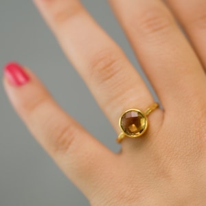 Bague en or avec citrine jaune, pierre de naissance de novembre, bague solitaire à superposer, bague en or vermeil, bague ronde, bague en pierre à superposer image 3