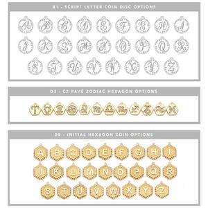 Może przedstawiać: Zestaw złotych metalowych zawieszek z alfabetem w stylu pisma odręcznego, znakami zodiaku z przezroczystymi kamieniami i alfabetem w kształcie sześciokąta.