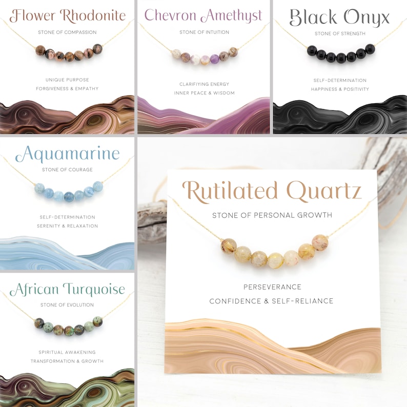 Puede incluir: Un conjunto de diez collares con cuentas de piedras preciosas de diferentes colores. Cada collar tiene una tarjeta con el nombre de la piedra preciosa y su significado. Las piedras preciosas son: Rodonita de flor, Amatista Chevron, &Oacute;nix negro, Aguamarina, Cuarzo rutilado y Turquesa africana.