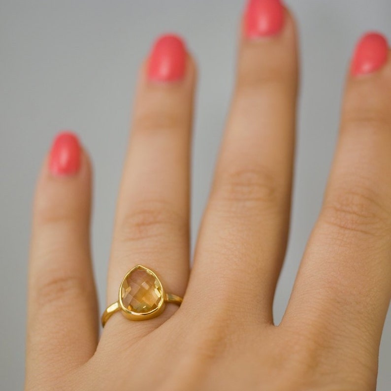 Bague en or avec citrine jaune, pierre de naissance de novembre, bague solitaire à superposer, bague en or vermeil, bague ronde, bague en pierre à superposer image 8