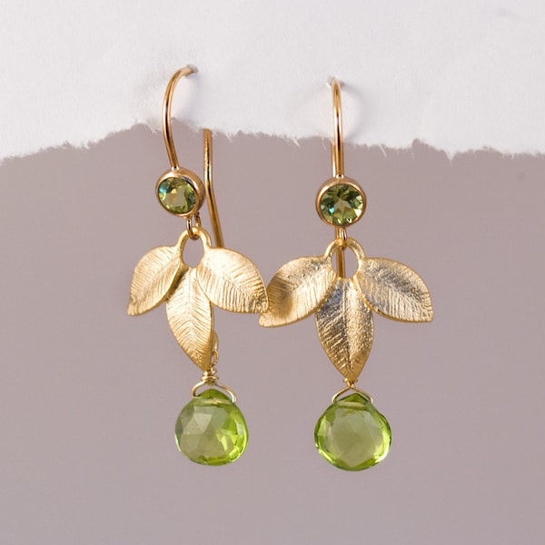 Boucles d'oreilles fines péridot en or, boucles d'oreilles mère de la mariée, cadeau d'anniversaire d'août, pendentif feuille élégant, cadeau bijoux significatifs, pierres de naissance