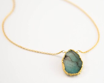 Raw Emerald Necklace, May Birthstone Jewelry, Gemstone Slice Pendant Necklace, Layered Necklaces, Gold Necklace, Boho Jewelry