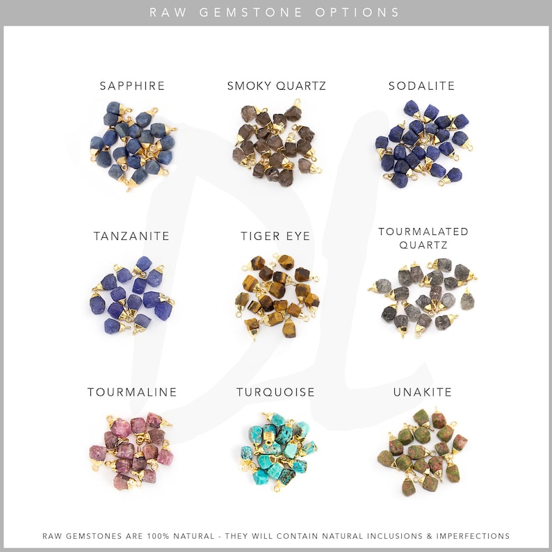 Op de afbeelding: Assortiment van ruwe edelsteenopties voor het maken van sieraden. De edelstenen worden weergegeven in een raster met negen verschillende soorten: saffier, rookkwarts, sodaliet, tanzaniet, tijgeroog, tourmalijnkwarts, toermalijn, turquoise en unakiet. Elke edelsteen is bevestigd aan een gouden sprongring.
