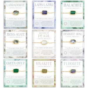Pu&ograve; includere: Set di dieci braccialetti di cristallo con catene dorate e ciondoli in pietra preziosa. Ogni braccialetto presenta un diverso tipo di cristallo, tra cui labradorite, lapislazzuli, malachite, agata muschiata, madreperla, opale dendritico, onice verde, unakite, fluorite e una corrispondente affermazione.