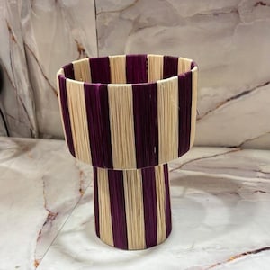 Handgefertigter Lampenschirm aus Bast – Lila-Beige skulpturaler Lampenschirm – Abat-jour en raphia fait main – Déco artisanale