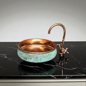 Lavabo in grün oxidiert, Vase in grün oxidiert, Vase in rot oxidiert, Vase in grün patiniert, Lavabo artisanal in grün oxidiert. Fabriqué en taille M