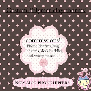 Pode incluir: Um fundo castanho com bolinhas cor-de-rosa apresenta o texto Custom Polymer clay charms! commissions!! Phone charms, bag charms, desk buddies, and worry stones! NOW ALSO PHONE HIPPERS! Um pequeno ícone de personagem de desenho está no canto.