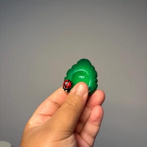 Pierre anti-stress en forme de feuille | Fait main | Pâte polymère | Accessoire kawaii | Accessoires pour cheveux | Fantaisiste | Jinistrinkets