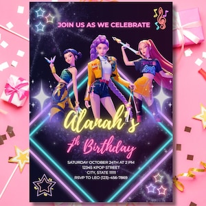 Op de afbeelding: Een verjaardagsuitnodiging met een neonontwerp. De uitnodiging toont drie geanimeerde figuren, de tekst "JOIN US AS WE CELEBRATE", "Alanah's 7th Birthday", en evenementdetails. Het kleurenschema omvat paars, geel en blauw.