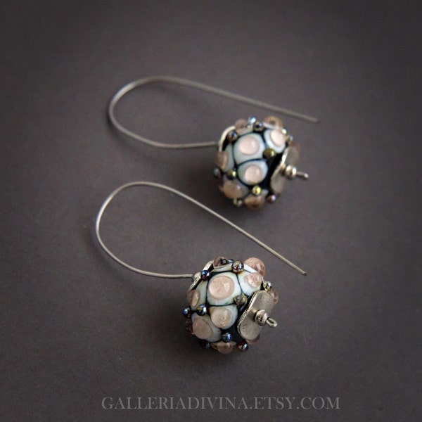 RÉSERVÉ à Marianne - Boucles d'oreilles en verre Lampwork - Points en verre doré métallisé - points rose pâle