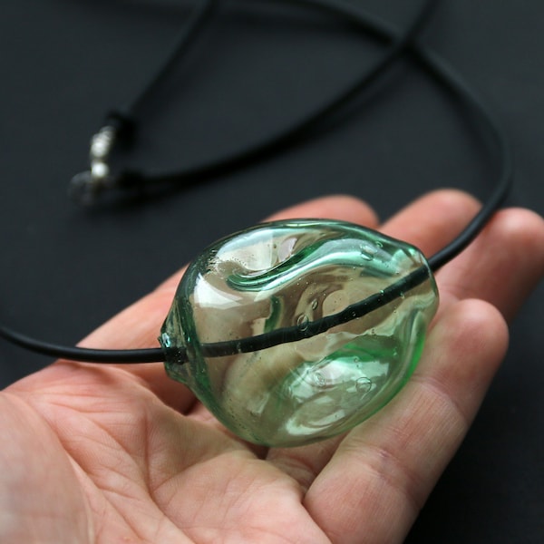 Perle en verre soufflé sur sautoir - verre soufflé - pendentif en verre - verre de Murano - verre vert