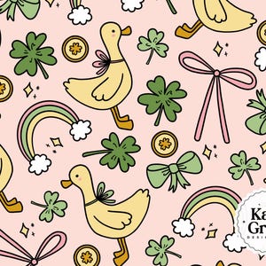 Op de afbeelding: Een herhalend patroon met gele eenden, groene klavers, regenbogen, gouden munten en roze strikken op een lichtroze achtergrond. Het ontwerp bevat de tekst "Katie Gross Design Co."