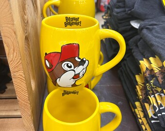 Tazza gialla "Beaver Believer" di Buc-ee - Tazza da caffè ufficiale di Buc-ee con il classico logo Beaver
