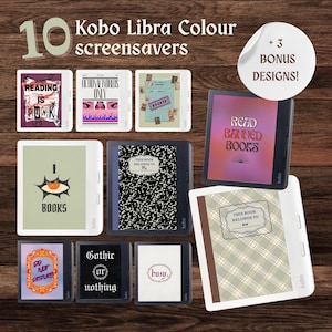 Könnte beinhalten: Eine Sammlung von Kobo Libra Colour E-Readern mit verschiedenen Bildschirmschonern. Die Bildschirmschoner zeigen Designs zum Thema Bücher mit Texten wie "Reading is Punk" und "Read Banned Books". Das Bild enthält einen Aufkleber mit der Aufschrift "+3 Bonus Designs!"