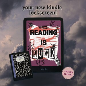 Op de afbeelding: Twee Kindle e-readers worden getoond tegen een bewolkte achtergrond. De grotere Kindle toont een "Reading is Punk" ontwerp. De kleinere Kindle toont een ontwerp van een compositieboek. Tekst luidt "your new kindle lockscreen!" en "+ BONUS DESIGN!"