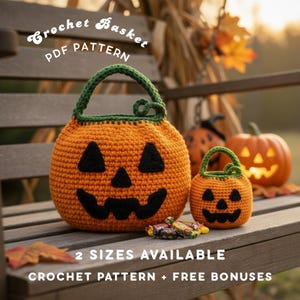 Puede incluir: Dos cestas de calabaza de ganchillo naranja con caras negras y asas verdes están sobre un banco de madera. El texto "Crochet Basket PDF Pattern" está en la parte superior, y "2 Sizes Available" y "Crochet Pattern + Free Bonuses" están en la parte inferior.
