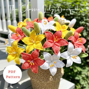 Puede incluir: Un ramo de lirios de ganchillo en una cesta tejida. El ramo presenta lirios rojos, amarillos y blancos, con tallos y capullos verdes. El texto "The Classic Lily Bouquet" está en la parte superior y un gráfico "PDF Pattern" en la parte inferior izquierda.