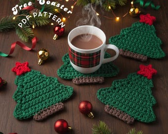 Puede incluir: Una escena navideña acogedora con una taza de chocolate caliente sobre un posavasos de árbol de Navidad verde tejido. El posavasos tiene un tronco marrón y una estrella roja. El texto "Free Coaster PDF Pattern" es visible.