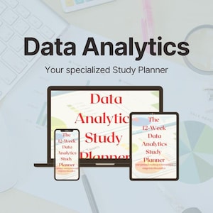 以下が含まれることがあります： 「データ分析スタディプランナー」を宣伝する画像。ノートパソコン、タブレット、スマートフォンが表示されています。「データ分析」のタイトルが上部にあります。キーボード、マウス、虫眼鏡も表示されています。