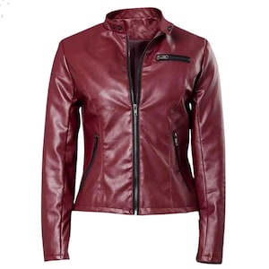 以下が含まれることがあります： スタンドカラーとフルレングスのジッパーが付いた、バーガンディ色のフェイクレザーのジャケット。 ジャケットには長袖と、胸とサイドポケットに黒いジッパーが付いています。 ジャケットは無地です。