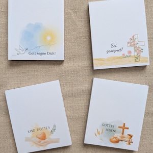 Könnte beinhalten: Vier weiße Karten mit religiösen Illustrationen. Eine Karte zeigt eine Taube, Sonne und Text "Gott segne Dich!". Eine andere hat ein Kreuz mit Blumen und den Text "Sei gesegnet!". Die dritte Karte zeigt ein Herz und den Text "Kind Gottes". Die letzte Karte hat ein Kreuz, Brot und Text "Gottes Segen!"
