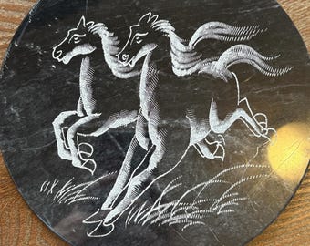 Vintage gegraveerd kristalglas van Abilities: Zwart ingegraveerd paardenbord – 20 cm rond, handgeëtst glazen kunstbord, paardendecoratie uit het midden van de 20e eeuw.