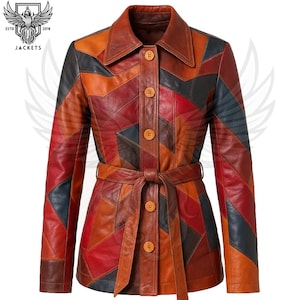 Könnte beinhalten: Eine mehrfarbige Patchwork-Lederjacke mit Knopfleiste, Gürtel und Kragen. Die Jacke hat Farbtöne von Rot, Orange, Braun und Schwarz. Der Text "JACKETS" ist sichtbar.