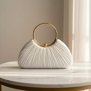 Geplooide metallic clutch met rond gouden handvat, chique avondtasje voor bruiloften, feesten, schoolbal en cadeaus | Elegante formele handtas